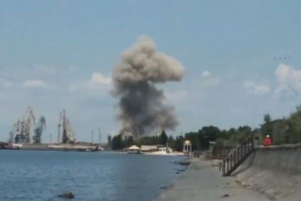ロシアが支配するザポリージャ州南部の港で爆発、ウクライナ軍が攻撃