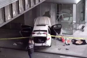 グーグルを批判してきた男が、本社近くのビルに車を衝突させる