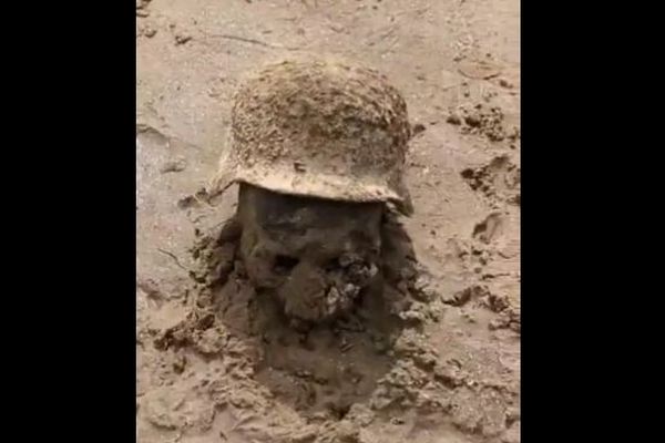 カホフカ・ダムの決壊後、川底から人間の頭蓋骨が出現、第2次大戦中のものか？