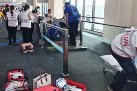 タイの空港で、女性が「動く歩道」に挟まれ足を切断