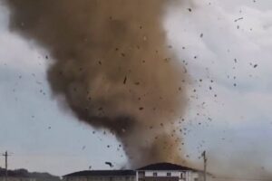 インディアナ州で強烈な竜巻が発生、巨大な渦が次々と家屋を破壊【動画】
