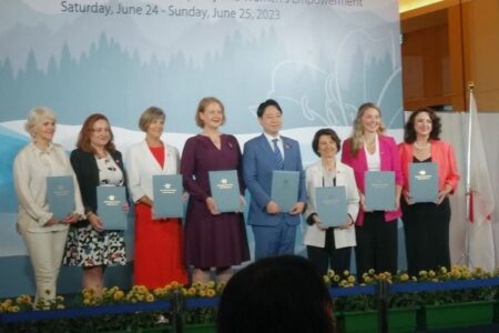 Time誌の皮肉が炸裂！G7の女性活躍の会合に日本だけが男性の大臣