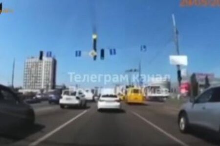 ウクライナで走行中の車にミサイルの残骸が落下、車載カメラが撮影