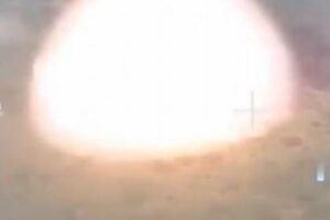 ロシア軍が「T-54」を自爆戦車として使用か？大爆発を起こす映像が浮上