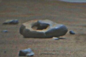 火星にドーナツ？NASAのローバーが穴の開いた岩を発見