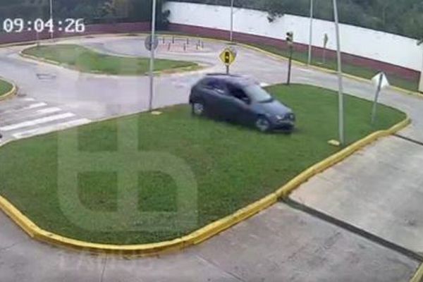 運転免許の試験で車が暴走、撮影された映像が衝撃的【アルゼンチン】