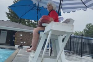 人手不足から、おばあちゃんがプールのライフガードになる！【アメリカ】