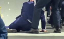 米・バイデン大統領、士官学校の卒業式で大きく転倒【動画】