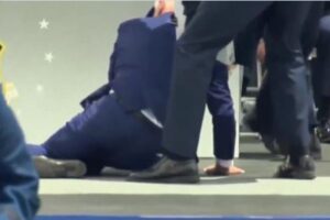 米・バイデン大統領、士官学校の卒業式で大きく転倒【動画】