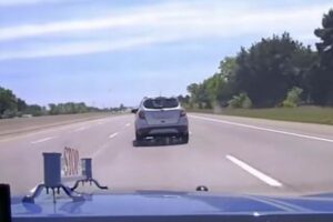 10歳の男の子が母親の車を運転し、高速道路を走行【アメリカ】