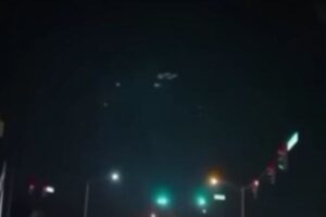 オハイオ州上空に、回転しながら緑色に輝く物体が出現、複数人が目撃