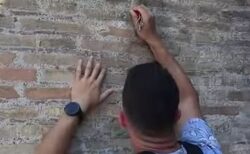 イタリアの「コロッセウム」に落書き、観光客が鍵で名前を刻む
