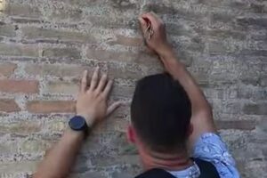 イタリアの「コロッセウム」に落書き、観光客が鍵で名前を刻む