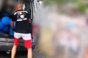 ドイツ極右政党の支持者が、幼稚園児たちに選挙用の風船を渡す