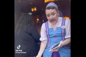 ディズニーランドに、女装した口髭男のキャストがいて物議に【アメリカ】