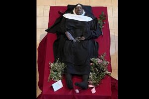 腐敗しない尼僧の死体が掘り出され、人々が触れに集まる