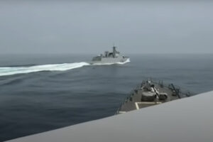 台湾海峡での米中軍艦接近、危険さが分かる現場動画を米軍が公開