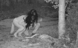 野生動物の定点カメラに、半裸女性が屍を食べるカルトの儀式が映っていた