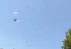 アトラクションの透明球体に入った子供、強風で空高く飛ぶ