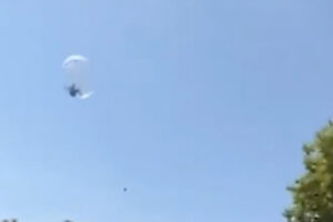 アトラクションの透明球体に入った子供、強風で空高く飛ぶ