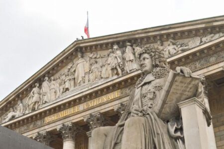 フランスの議会で、インフルエンサーの収益化を規制する法律が可決