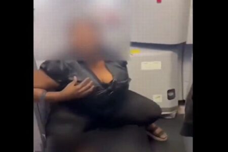 旅客機の床に女性が放尿、2時間もトイレを使わせてもらえず【動画】