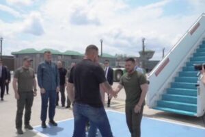 マリウポリで戦ったウクライナ軍の司令官らが帰国、ロシア側は非難