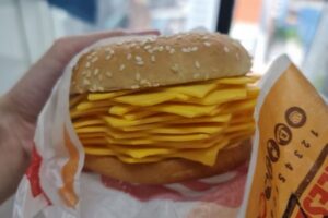 タイのバーガーキングで、「真のチーズバーガー」を発売、評判は？