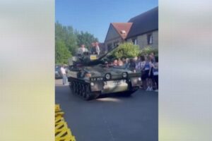 学年最後のダンスパーティーに、16歳の少年が戦車に乗って現れた！【イギリス】