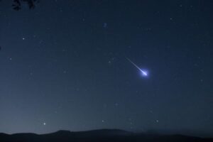 フランス人の女性、小さな隕石が体を直撃したと主張、メディアが報道