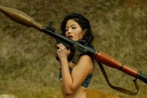 アメリカのインフルエンサーが「情緒支援ストリッパー」としてウクライナで活動