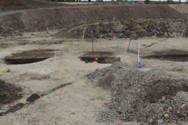 「ストーンヘンジ」よりも古い遺跡で、25個の謎めいた穴が見つかる【イギリス】