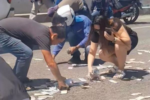 フィリピンの高速道路に大量の紙幣、リュックのジッパーが破損