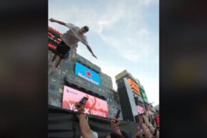 ラッパーの男性、ステージから飛び降りるも、ファンが受け止めず地面に激突