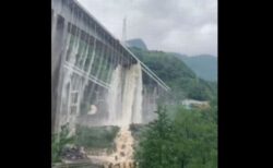 中国の橋から大量の雨水が、滝のように流れ落ちていく【動画】