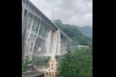 中国の橋から大量の雨水が、滝のように流れ落ちていく【動画】