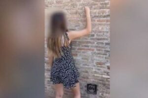 今度はスイス人の少女、イタリアの「コロッセオ」に落書きする