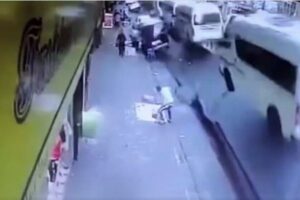 南アフリカの道路に突然亀裂、20台の車が横転、地下でガス爆発か？