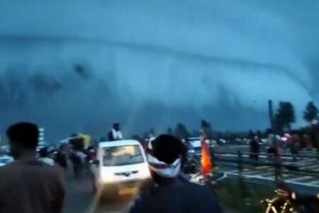 インドで「巨大津波」のような不気味な雲が出現、人々も困惑