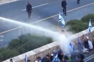 デモに参加していた男性、ウォーターキャノンで吹っ飛ばされる【イスラエル】