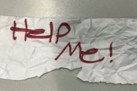 誘拐された13歳の少女、車の窓から「助けて！」の紙を掲げ救出される