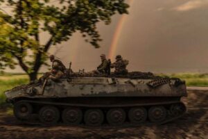 ウクライナ軍がバフムトの側面を徐々に前進中、ロシア軍は増援部隊を派遣