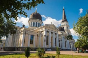 ロシア軍のミサイル攻撃により、オデーサの大聖堂が破壊される