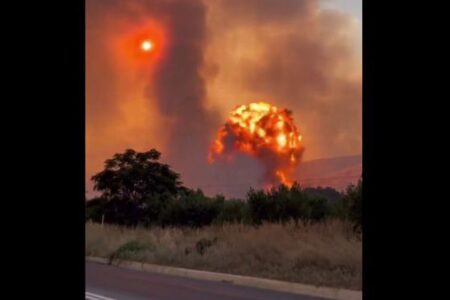 山火事が続くギリシャで弾薬庫に引火、上空に火の玉が出現
