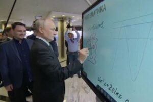 ロシアのプーチン大統領、子供のような絵を描いてしまう【動画】