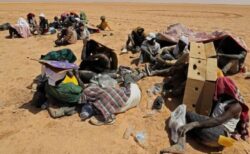 リビアの砂漠地帯に80人の難民が置き去り、国境警備隊が救助