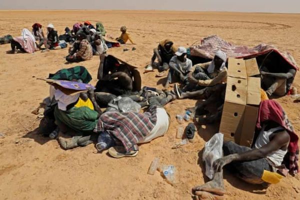 リビアの砂漠地帯に80人の難民が置き去り、国境警備隊が救助