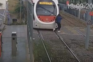 ヘッドホンをしていた女性、危うくトラムに轢かれそうに【トルコ】