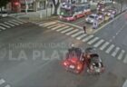 アルゼンチンの交差点で2台の車が衝突、歩行者の女性が間一髪で助かる
