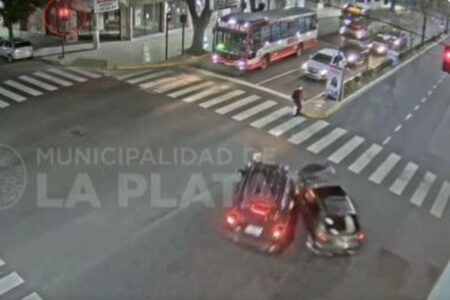 アルゼンチンの交差点で2台の車が衝突、歩行者の女性が間一髪で助かる